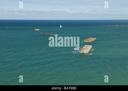 Reste de le port artificiel Mulberry B dans Arromanches Banque D'Images