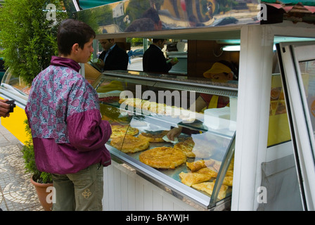 Vente kiosque des tartes et bureks en Blloku district de Tirana Albanie Europe Banque D'Images