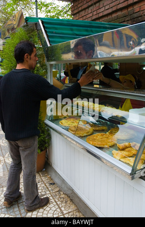 Vente kiosque des tartes et bureks en Blloku district de Tirana Albanie Europe Banque D'Images