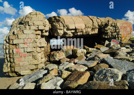 Un blockhaus sur Gold Beach près de Graye-sur-Mer, Normandie Banque D'Images