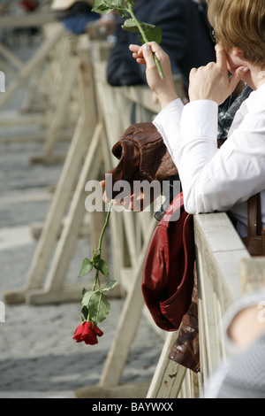 Deux femmes holding red roses dans la place Saint Pierre, Rome Banque D'Images