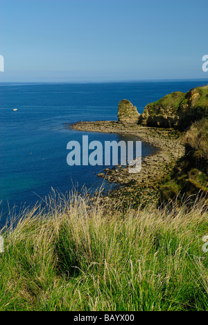 Vue sur la falaise de la Pointe du Hoc en Normandie. Banque D'Images