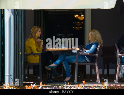 Les femmes dans un café dans le quartier branché de Blloku district de Tirana Albanie Europe Banque D'Images