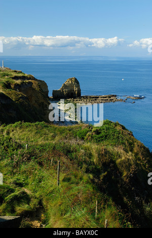 Vue sur la falaise de la Pointe du Hoc en Normandie. Banque D'Images