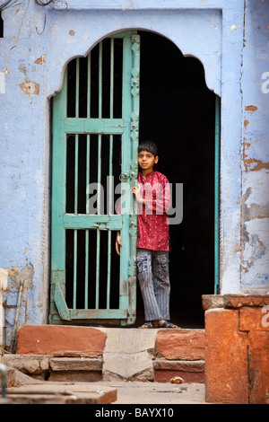 Jeune Indien d'une porte à Varanasi Inde Banque D'Images