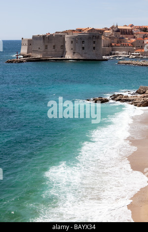 Vieille ville de Dubrovnik détail murs de défense avec une plage en face de l'Europe Croatie Emplacement Banque D'Images