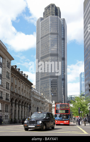 Nat West Tower à Londres avec un taxi noir et bus rouge Banque D'Images