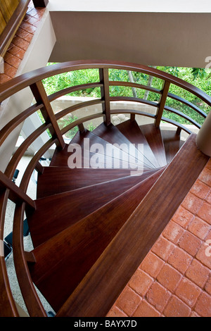 En colimaçon. maison moderne en bois de teck d'Asie avec l'intérieur escalier en spirale au-dessus Banque D'Images