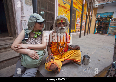 Touristiques de la Corée du Sud et l'Hindu Sadhu saint homme à Varanasi Inde Banque D'Images
