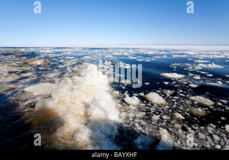 Briser la glace de mer au réveil du navire , Golfe de Bothnia , île Hailuoto à l'horizon , Finlande Banque D'Images