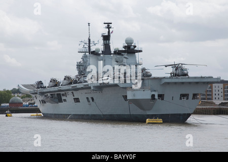 Londres, ANGLETERRE - 09 MAI : HMS Illustrious, la grève du Royaume-Uni porte avion, amarré sur la Tamise à Greenwich. Banque D'Images