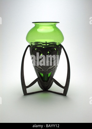 La liberté antique et Cie arts et métiers d'étain et d'Whitefriars James vase en verre conçu par Archibald Knox vers 1900 Banque D'Images