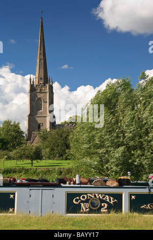 Église Saint-laurent et canal boat à Lechlade-on-Thames, Gloucestershire, Royaume-Uni Banque D'Images