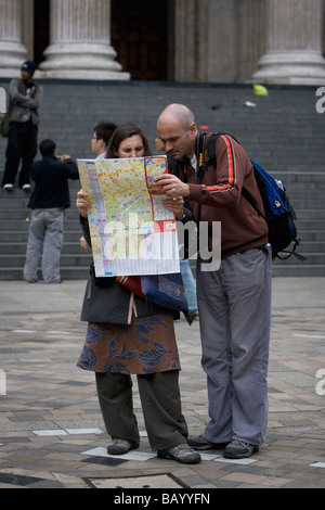 Un couple en regardant une carte à la cathédrale St Paul Banque D'Images