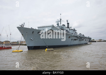 Londres, ANGLETERRE - 09 MAI : HMS Illustrious, la grève du Royaume-Uni porte avion, amarré sur la Tamise à Greenwich. Banque D'Images