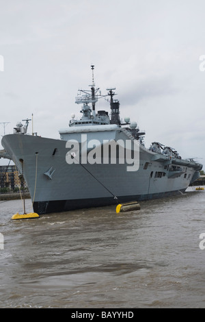 Londres, ANGLETERRE - 09 MAI : HMS Illustrious, la grève du Royaume-Uni porte avion, amarré sur la Tamise à Greenwich. Banque D'Images