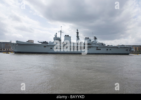 Londres, ANGLETERRE - 09 MAI : HMS Illustrious, la grève du Royaume-Uni porte avion, amarré sur la Tamise à Greenwich. Banque D'Images