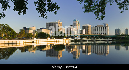 Le centre-ville d'Orlando en Floride dans l'horizon du lac Eola Banque D'Images