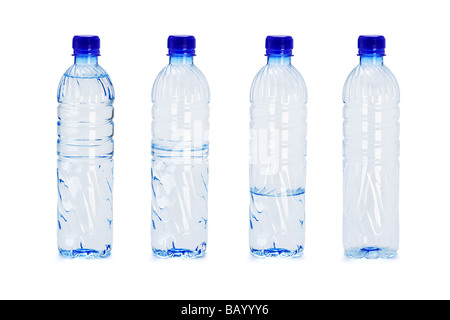 Différents niveaux d'eau en bouteilles en plastique sur fond blanc Banque D'Images