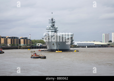 Londres, ANGLETERRE - 09 MAI : HMS Illustrious, la grève du Royaume-Uni porte avion, amarré sur la Tamise à Greenwich. Banque D'Images