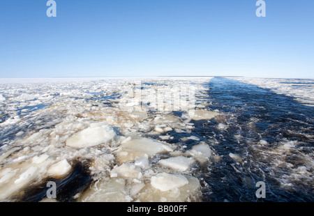 Briser la glace de mer au réveil du navire , Golfe de Bothnia , île de Hailuoto en arrière-plan , Finlande Banque D'Images