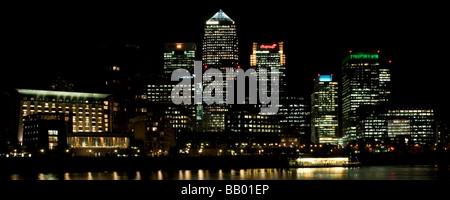 Les Docklands de Londres de nuit vu de l'autre côté de la Tamise Banque D'Images