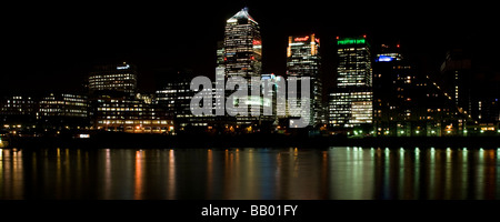 Les Docklands de Londres de nuit vu de l'autre côté de la Tamise Banque D'Images