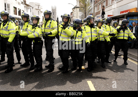 En service à la police Manifestations Mayday à Brighton cette maison de banque Banque D'Images