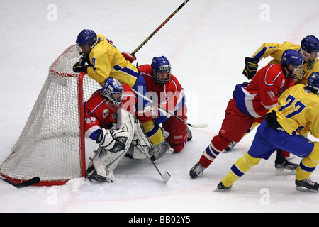 Aucun joueur suédois Fredrik 8 Styrman accroché sur l'objectif. La République tchèque n'est pas gardien Marek 30 Macanec. U18 tournoi de hockey sur glace. Banque D'Images