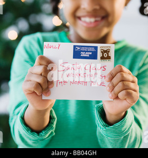 African American girl holding lettre au Père Noël Banque D'Images