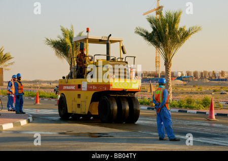 Les travailleurs qui travaillent sur un nouveau road Dubai Banque D'Images