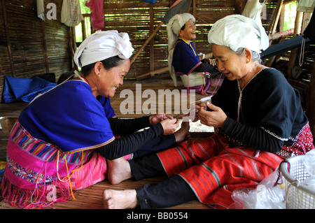 Les femmes Akha maeram village tribal près de Chiang Mai Thaïlande Banque D'Images