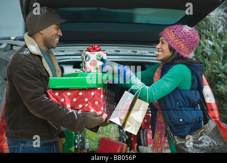 De couple de Noël de coffre de voiture Banque D'Images