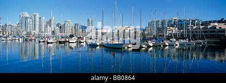 Marina à 'False Creek' et le centre-ville de High Rise Copropriété dans Ville de Vancouver British Columbia Canada Banque D'Images