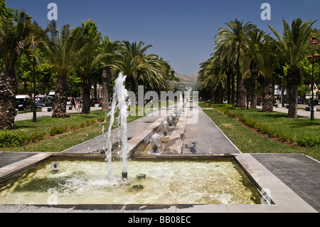 Rangées de fontaines et de petits rill dans le boulevard central, Ville Nouvelle, ville nouvelle, Fès, Maroc. Banque D'Images