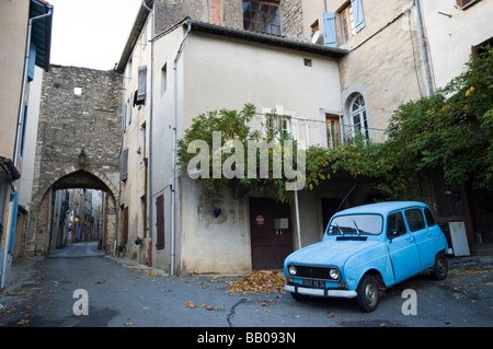 Ancien Bleu Renault 4 voiture garée dans un coin du village d'Olargues, Languedoc, France. Banque D'Images