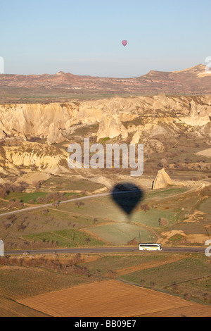 Ombre d'un ballon à air chaud sur le terrain dans une vallée en Cappadoce Turquie Banque D'Images