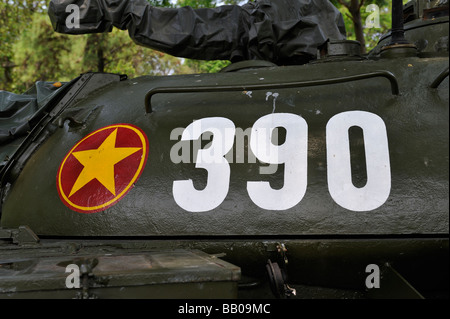 Réplique du T54 tank no. 390 que le 30 avril 1975, s'est écrasé sur le palais présidentiel sud-vietnamiens's gates. Vietnam Banque D'Images