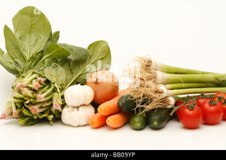 Diverses matières et des légumes frais, tomate paprika vert, concombres, épinards etc. (découpe) isolé sur fond blanc. Close up. Banque D'Images