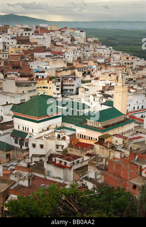 Vue de dessus le toit vert de Moulay Idriss zawiya & entourant les bâtiments de la ville sainte, près de Meknès, Maroc, Afrique du Nord Banque D'Images