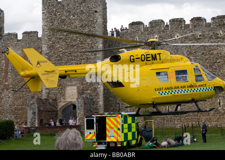 L'East Anglian Air Ambulance arrive à Framlingham Castle dans le Suffolk pour aider un cavalier blessé Banque D'Images