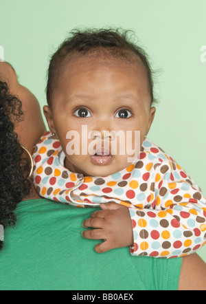 Mixed Race mother holding baby daughter Banque D'Images