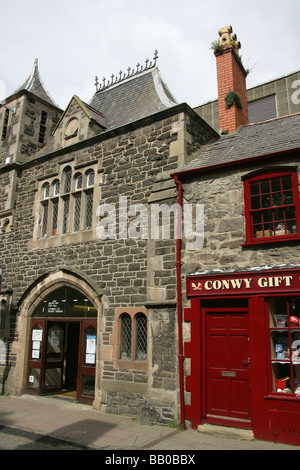 Ville de Conwy, Pays de Galles. Entrée principale de la Conwy et salle municipale de bibliothèque dans Castle Street. Banque D'Images