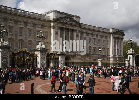 Les foules se rassemblent pour assister à la relève de la garde devant le palais de Buckingham Banque D'Images
