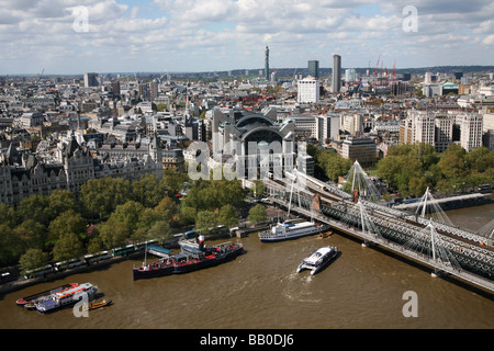 Vue de la gare de Charing Cross et Hungerford Pont sur la Tamise, le London Eye Banque D'Images