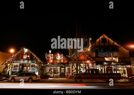 Oak Bay Village la nuit à Victoria, Colombie-Britannique, Canada. Banque D'Images