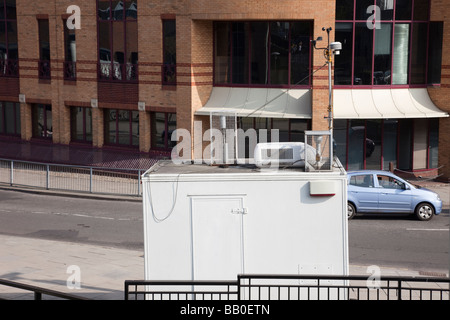 Surveillance de la qualité de l'air mobile routière à côté de la gare routière de la ville de Guildford, Surrey, Angleterre, Royaume-Uni, Angleterre Banque D'Images