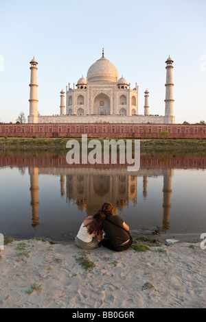 Couple de touristes devant le Taj Mahal à Agra Inde Banque D'Images