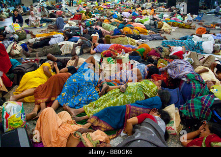 Les personnes qui dorment en attendant leur train dans la gare de New Delhi à Delhi Inde Banque D'Images