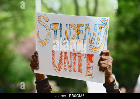 Panneau fait main à unir les étudiants manifestent contre l'augmentation des frais de scolarité au Brooklyn College Brooklyn New York Banque D'Images